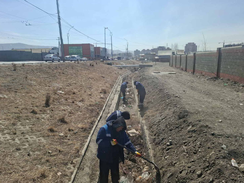 Үерийн хамгаалалтын далан, сувгийн цэвэрлэгээг тогтмол хийж байна